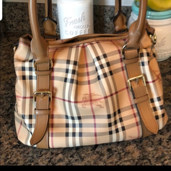 Burberry Bag. - Picture 2 of 3